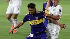 Boca Juniors&#039; midfielder Cristian Medina (L) controls the ball past Sarmiento&#039;s midfielder Fausto Montero during their Argentine Professional Football League match at La Bombonera stadium in Buenos Aires, on February 28, 2021. (Photo by ALEJANDRO PAGNI / AFP)