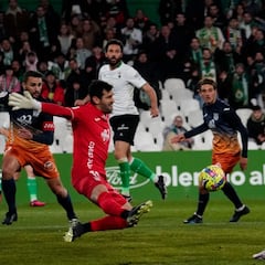 Un recital de Íñigo Vicente tira del Racing para sacarlo del descenso