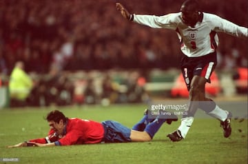 Sol Campbell quedó loco con los regates del chileno. Acá una prueba de lo que pasó en Wembley el día que el 'Matador' deslumbró al mundo. 