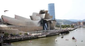 Un momento de los entrenamientos de los clavadistas que saltarán a la ria de Bilbao, el próximo sábado, día 26, en las finales del 'Red Bull Cliff Diving 2015', ante el Museo Guggenheim de la capital vizcaína.