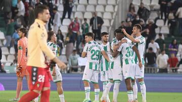 Abrazo de los jugadores del Córdoba