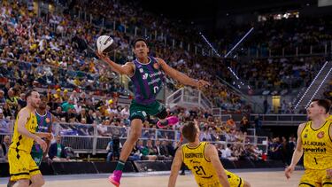 El jugador del Unicaja Tyson Pérez y los jugadores de La Laguna Tenerife Marcelinho Huertas y Abromaitis, durante la primera semifinal de la Copa del Rey entre el Unicaja Málaga y el Tenerife.