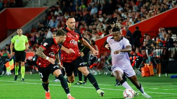 PALMA DE MALLORCA, 28/10/2024.- El delantero del Athletic Nico Williams (d), juega un balón ante Vedat Muriqi (c) y Pablo Maffeo, ambos del Mallorca, durante el partido de Liga en Primera División que RCD Mallorca y Athletic Club disputan este lunes en el estadio de Son Moix. EFE/Cati Cladera