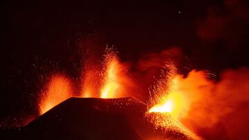 GRAF8242. EL PASO (LA PALMA), 23/10/2021.- Actividad eruptiva del volc&aacute;n Cumbre Vieja, en la isla canaria de La Palma, este viernes por la noche. Las pr&oacute;ximas horas ser&aacute;n decisivas para conocer el futuro de La Laguna y de otros barrio