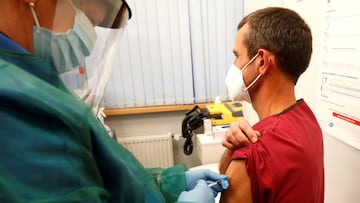 El m&eacute;dico especialista Olafs Kengis recibe la vacuna Pfizer / BioNTech COVID-19 cuando Letonia comienza a vacunar contra la enfermedad del coronavirus (COVID-19), en el hospital de Ventspils, Letonia, el 28 de diciembre de 2020.