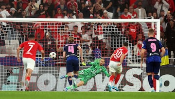 Imagen de uno de los penaltis encajados por el Atlético.