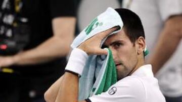 <b>FATIGA DEL METAL. </b>El hombro derecho tortura a Nole Djokovic.