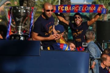 Miles de aficionados acompañan el autocar que traslada a los jugadores y cuerpo técnico del FC Barcelona por las calles de Barcelona.