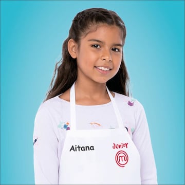 La pequeña Aitana cocina desde los 4 años y reconoce que su plato favorito son los mejillones porque "aunque no tienen nada complicado, están riquísimos". En esta edición le gustaría hacer bombones y su concursante favorito fue Juan Antonio, el cual le hizo reír con su paso por el programa.