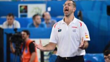 Juan Orenga da instrucciones en el partido ante Grecia.
