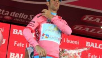Vincenzo Nibali se enfunda la maglia rosa en el podio tras la disputa de la etapa de hou.