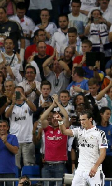 El delantero galés del Real Madrid Gareth Bale celebra su gol, segundo del equipo, durante el partido de la primera jornada de la fase de grupos de la Liga de Campeones que Real Madrid y FC Basilea disputan esta noche en el estadio Santiago Bernabéu, en Madrid.