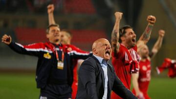 Ray Farrugia, en primer plano, y los jugadores de Malta celebran la hist&oacute;rica victoria ante Islas Feroe. 