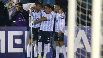 Atletico Tucuman&#039;s Luis Rodriguez (#7) celebrates with teammates upon scoring against Oriente Petrolero during their Copa Sudamericana 2017 football match at the Jose Fierro stadium in TucumxE1n, Argentina, on August, 2017. / AFP PHOTO / Walter Monteros