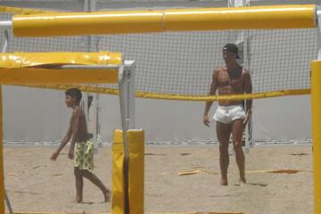 Mandó construir una pérgola alrededor de la playa privada a la que tiene acceso para que los turistas y el resto de huéspedes no pudieran verle. En la foto, juega con su hijo Cristiano Ronaldo Jr.