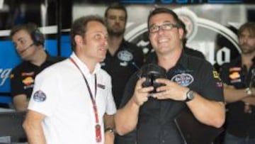 Alzamora, a la izquierda, en el box junto a Xavi Palacín, uno de sus jefes de mecánicos.