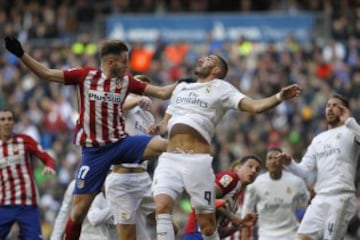 Battle in the box, Saúl and Benzema contest a high ball.