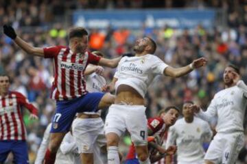 Battle in the box, Saúl and Benzema contest a high ball.