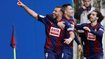 Los jugadores del Eibar celebran el gol conseguido por el delantero Sergi Enrich (i) ante el Levante, durante el partido de LaLiga Santander , correspondiente a la decimoquinta jornada, que se disputa en el estadio municipal de Ipur&uacute;a