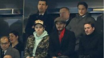 David Beckham y su hijo Brooklyn en el palco de Stamford Bridge.