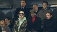 David Beckham y su hijo Brooklyn en el palco de Stamford Bridge.