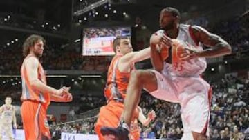 <b>TAU 82 - PAMESA 66.</b> El TAU Vitoria se convirtió en el segundo semifinalista de la Copa del Rey después de derrotar al Pamesa Valencia en un partido muy igualado.