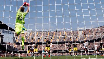 Oblak detiene un tiro en Valencia.
