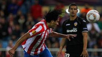 <b>DE CABEZA. </b>Falcao remata el primer gol que le hizo al Valencia.