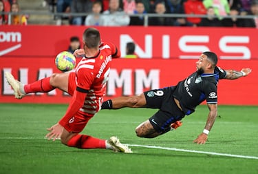 David López, con su pierna derecha, se opone al remate de Memphis Depay. El neeerlandés empalma una volea por encima del larguero tras una asistencia de Antoine Griezmann.