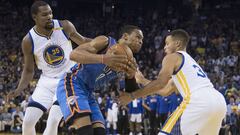 Russell Westbrook trata de progresar ante Kevin Durant y Stephen Curry.