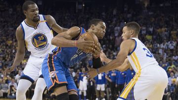 Russell Westbrook trata de progresar ante Kevin Durant y Stephen Curry.