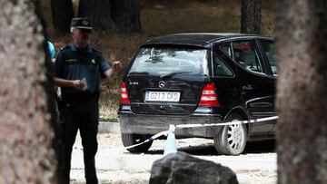 GRAF4503 CERCEDILLA (Comunidad de Madrid), 1/9/2019.- Un agente de la Guardia Civil junto al coche de la exesquiadora olímpica Blanca Fernández Ochoa, desaparecida desde el pasado 23 de agosto, y que ha sido encontrado en un aparcamiento par
