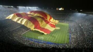 Una senyera desplegada en el Camp Nou.