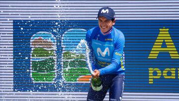 Richard Carapaz celebra su victoria tras ganar por segundo a&ntilde;o consecutivo la Vuelta Ciclista Asturias.