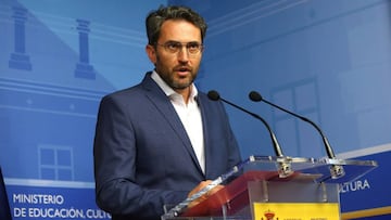 GRAF928. MADRID, 13/06/2018.- El ministro de Cultura, M&aacute;xim Huerta, anuncia su dimisi&oacute;n durante su comparecencia esta tarde en la sede del ministerio, tras conocerse que defraud&oacute; a Hacienda 218.000 euros y que ha debido abonar por ell