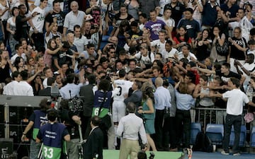 El 6 de julio de 2009 fue presentado en el Bernabéu ante un estadio totalmente lleno.  