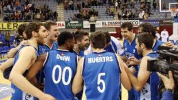 Los jugadores del Gipuzkoa Basket celebran la victoria ante el Río Natura Monbus Obradoiro.