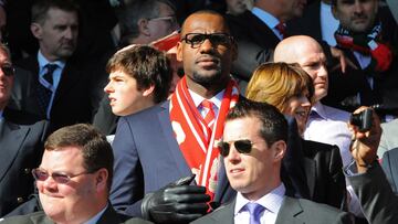 LeBron James, en un partido en Anfield, club del que es accionista.