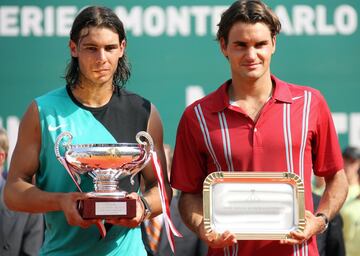 Con las finales ya a tres sets, a Nadal le sobr¨® uno (doble 6-4) para finiquitar otra vez a Roger Federer. No perdi¨® ni un solo set en todo el torneo e igualaba a Ilie Nastase al lograr tres t¨ªtulos en el Principado de forma seguida. En una racha tremenda, el triunfo en la final signific¨® su 63 victoria seguida en tierra.