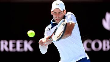 El tenista serbio Novak Djokovic devuelve la bola al estadounidense Donald Young durante el partido que enfrentó a ambos en la primera ronda del Abierto de Australia en Melbourne.