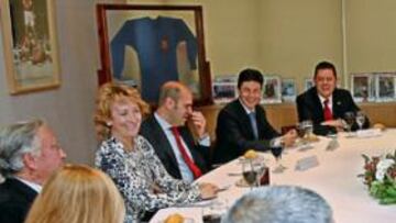 <b>CORDIAL. </b>Esperanza Aguirre, rodeada por Ferrándiz, Isabel Gallego, Manolete, Izquierdo, Trueba, Mora, Relaño, López Viejo, Cantón, San Martín, Roncero, Nieto y Díez.