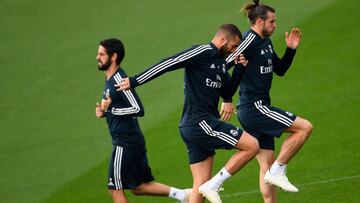 (FromL) Real Madrid's Spanish midfielder Isco, Real Madrid's French forward Karim Benzema and Real Madrid's Welsh forward Gareth Bale attend a training session at the Valdebebas training ground in Madrid on October 19, 2018. - Real Madrid s