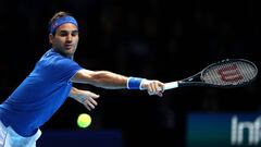 Thiem le 'echa un cable' a Federer, que evita la eliminación