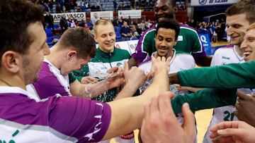 GRAF3347. SAN SEBASTIÁN, 29/12/2018.- Los jugadores de Unicaja celebran su victoria ante el Delteco GBC, tras el partido de la Liga ACB de baloncesto disputado esta tarde en la cancha de Illumbe, en San Sebastián. EFE/Juan Herrero