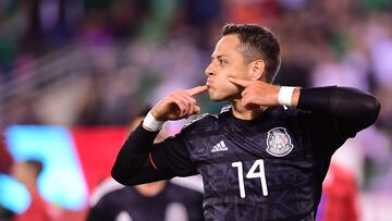 Javier Hernández festeja un gol con la selección mexicana.