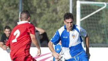 <b>CALIDAD. </b>Óscar Ramírez encara al lateral derecha del Hospitalet en el encuentro de ayer.