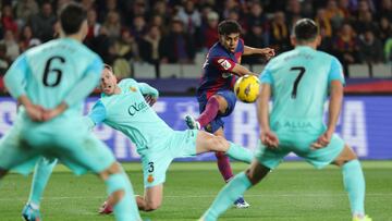 TOPSHOT - Barcelona's Spanish forward #27 Lamine Yamal (2nd R) kicks the ball during the Spanish league football match between FC Barcelona and RCD Mallorca at the Estadi Olimpic Lluis Companys in Barcelona on March 8, 2024. (Photo by LLUIS GENE / AFP)