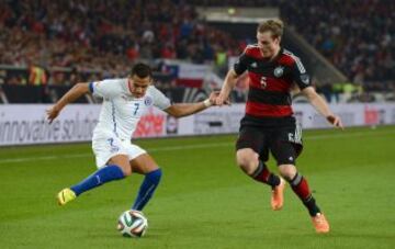 Alexis Sánchez de Chile compite por el balón con Marcell Jansen de Alemania durante el partido internacional amistoso entre Alemania y Chile en el Mercedes-Benz Arena 