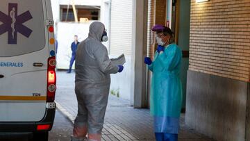 Una ambulancia llega con un enfermo.