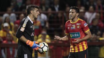 Nahuel Guzmán y Luis Ángel Landín en el Herediano 2-2 Tigres de la ida de los octavos de final de la Concachampions 2019.